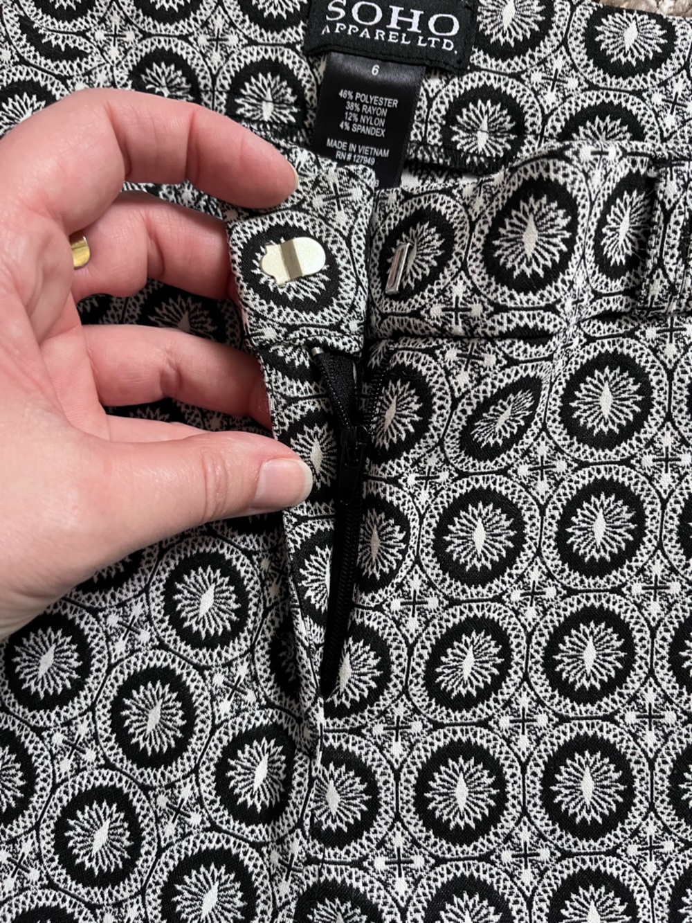 Soho Apparel Ltd Black White Geometric Medallion Print Slim Leg Pants Size 6 - Picture 6 of 7